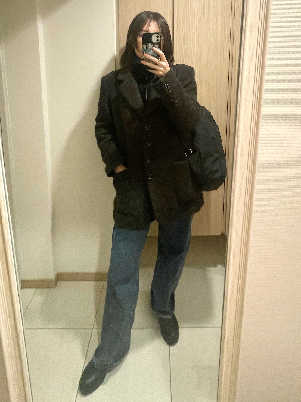 ブラック系のバックパック/リュック、ブラウン系のテーラードジャケット、ブラウン系のテーラードジャケットを着用したレディースの冬コーディネートの2枚目の写真