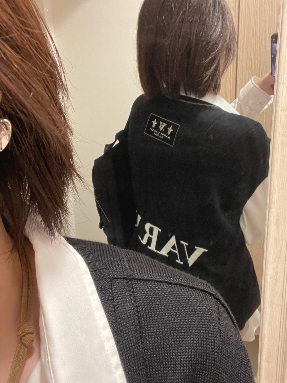 ベージュ系のチノパンツ、ブルー系のニット/セーター、ベージュ系のネックレスを着用したレディースの秋コーディネートの2枚目の写真