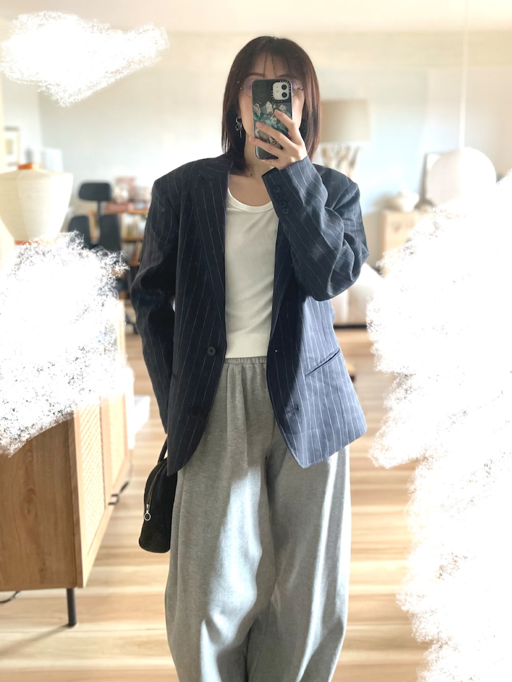 ホワイト系のTシャツ/カットソー、ブルー系のテーラードジャケット、グレー系のその他パンツを着用したレディースの春コーディネートの2枚目の写真