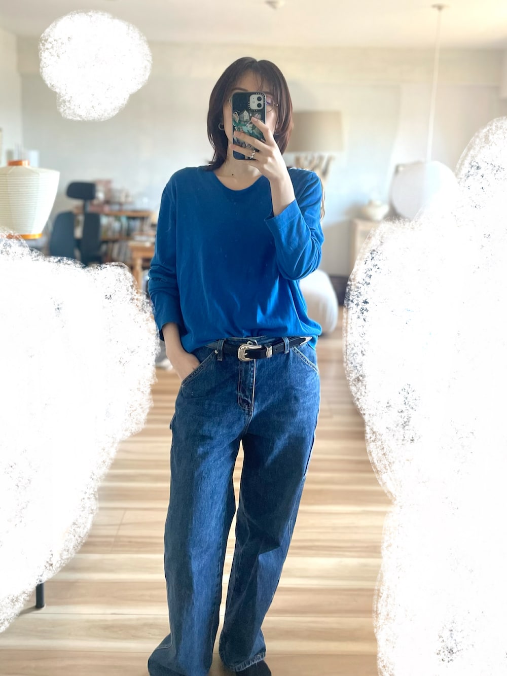ブルー系のデニムパンツ、ブルー系のTシャツ/カットソー、ブラック系のジャケット/アウターを着用したレディースの春コーディネートの2枚目の写真