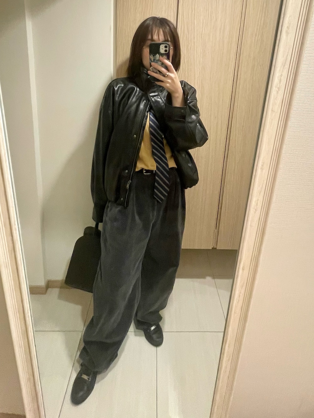 その他のネクタイ、グレー系のスラックス、ベージュ系のシャツ/ブラウスを着用したレディースの秋コーディネートの3枚目の写真