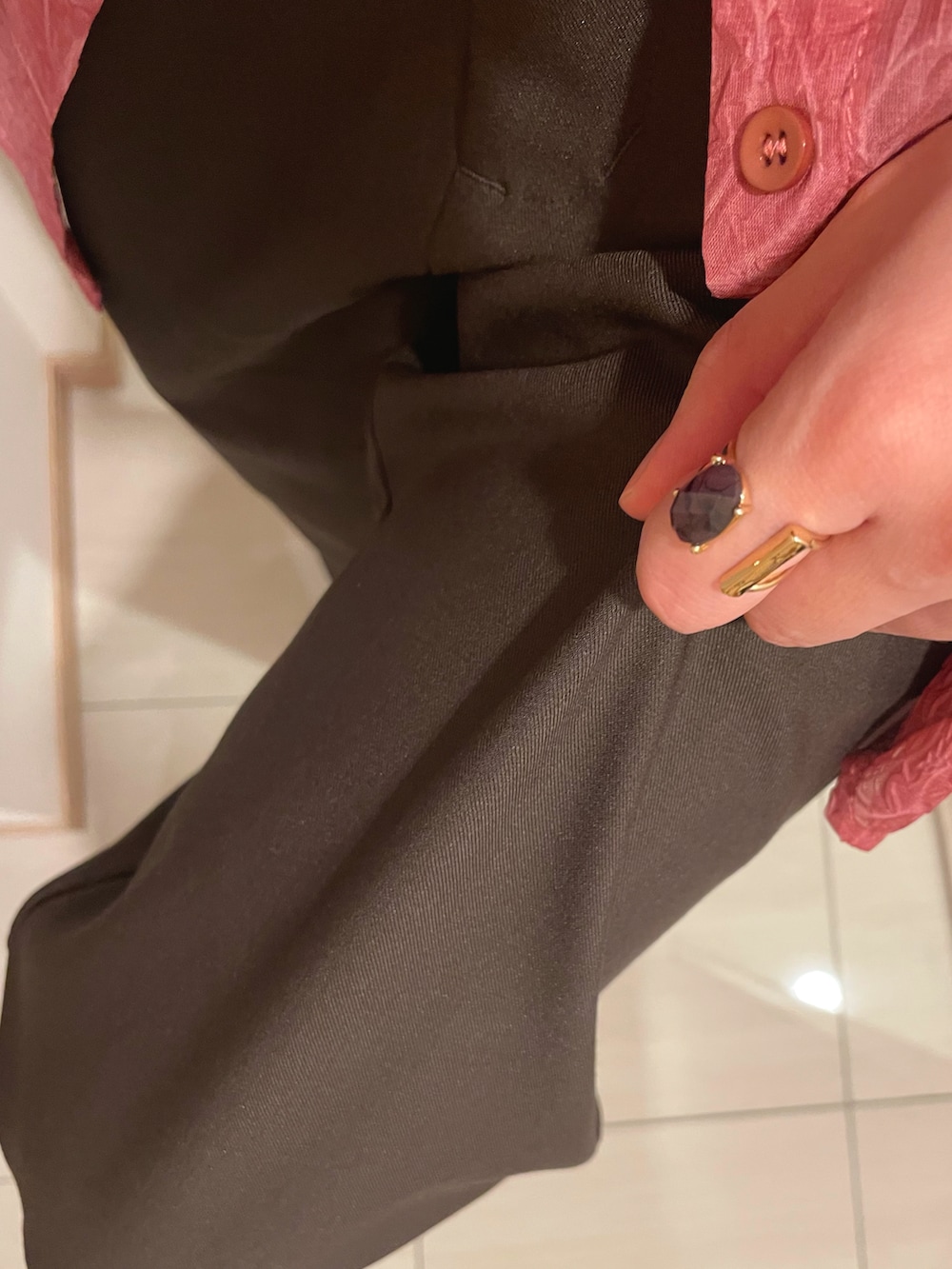 ブラウン系のスラックス、ピンク系のシャツ/ブラウス、ベージュ系のネックレスを着用したレディースの秋コーディネートの2枚目の写真