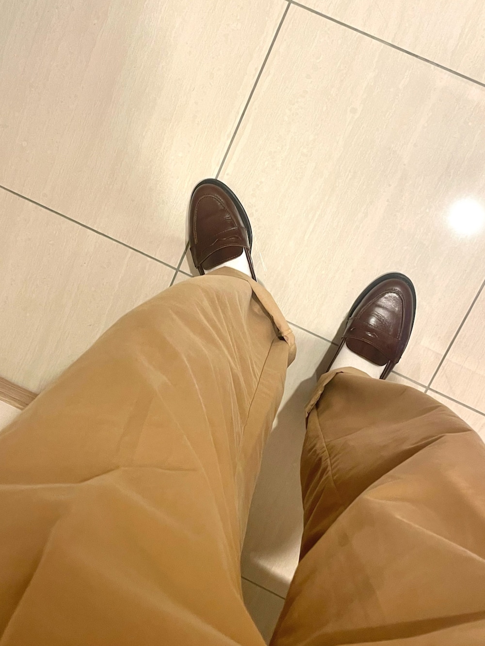 その他のシャツ/ブラウス、ベージュ系のチノパンツ、ブラウン系のバッグを着用したレディースの春コーディネートの3枚目の写真
