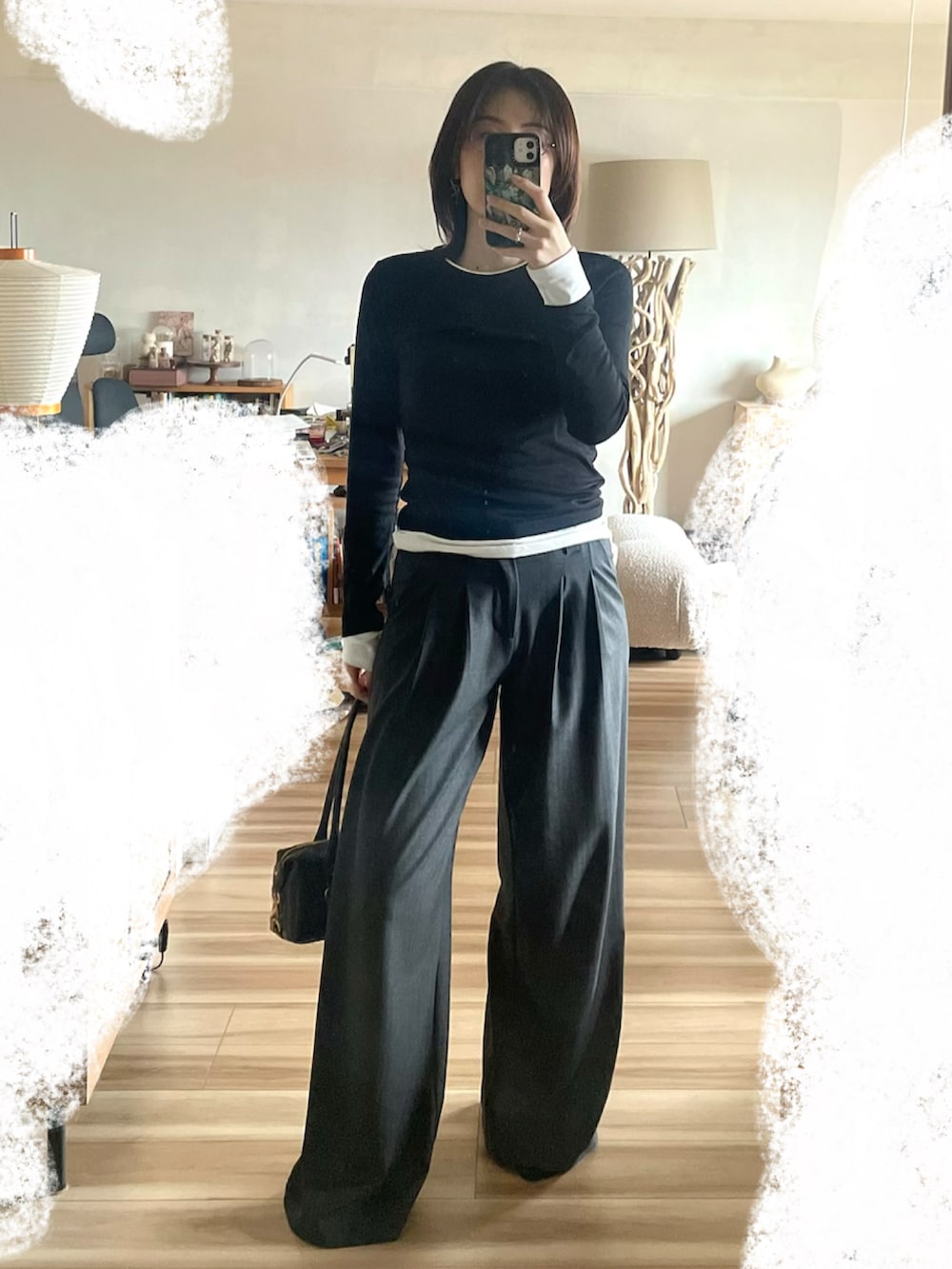 ブラウン系のローファー、ブラック系のトップス、グレー系のパンツを着用したレディースの春コーディネートの2枚目の写真