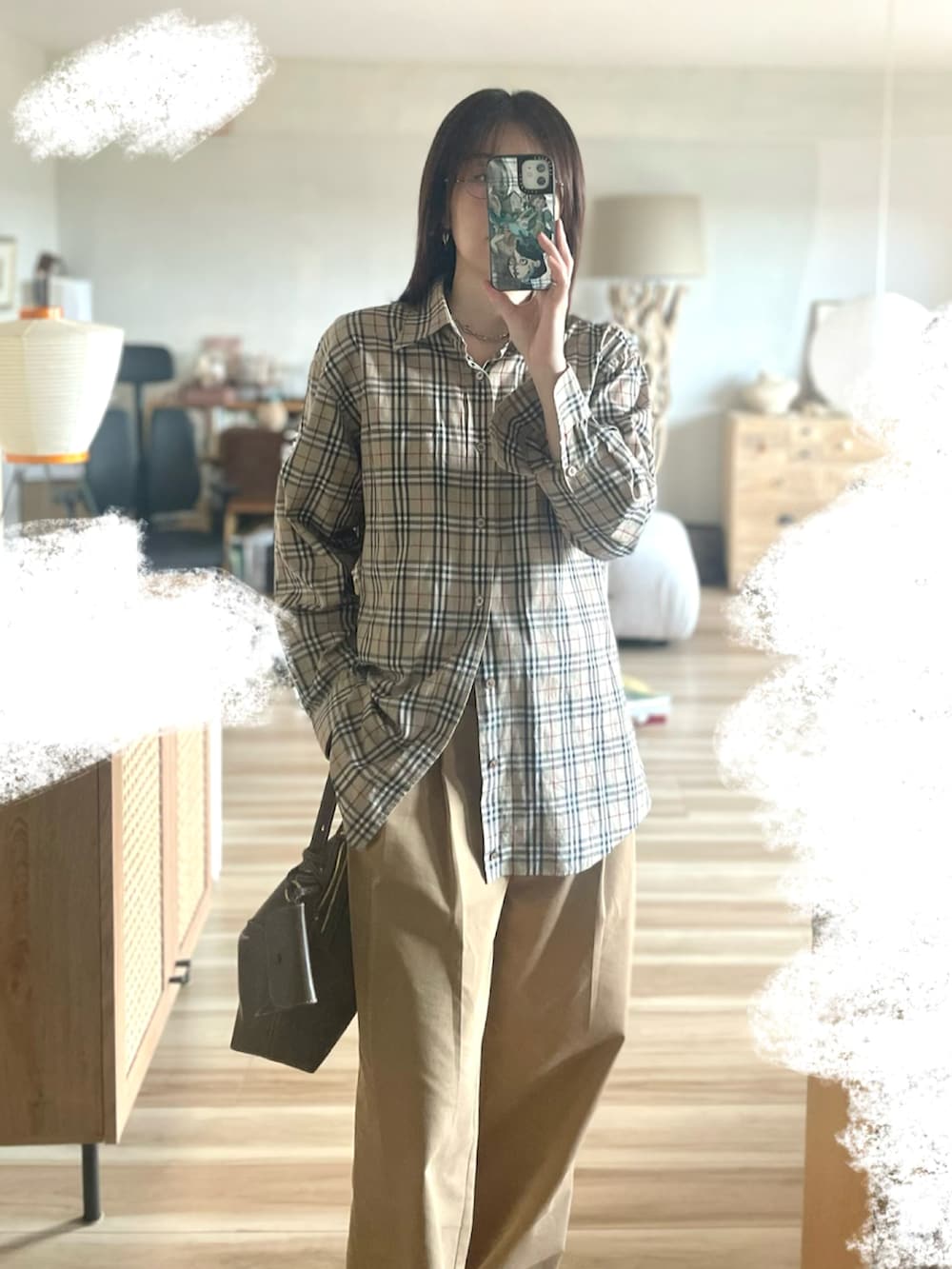 ベージュ系のチノパンツ、ベージュ系のシャツ/ブラウス、ブラウン系のバッグを着用したレディースの春コーディネートの3枚目の写真