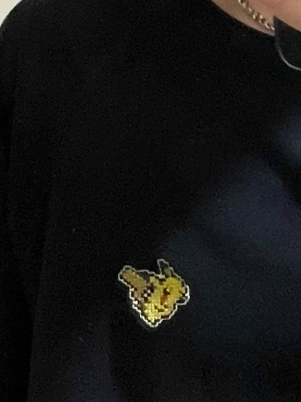 ブラウン系のスラックス、ブルー系のTシャツ/カットソー、ブラック系のベルトを着用したレディースの秋コーディネートの3枚目の写真