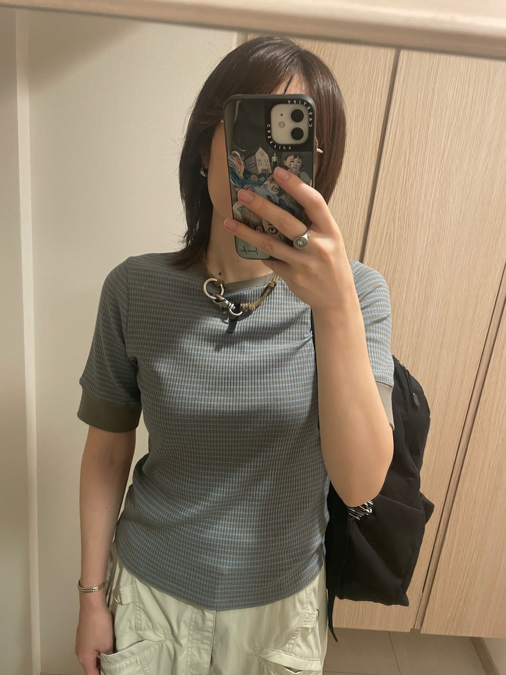 ホワイト系のカーゴパンツ、ベージュ系のネックレスを着用したレディースの秋コーディネートの3枚目の写真