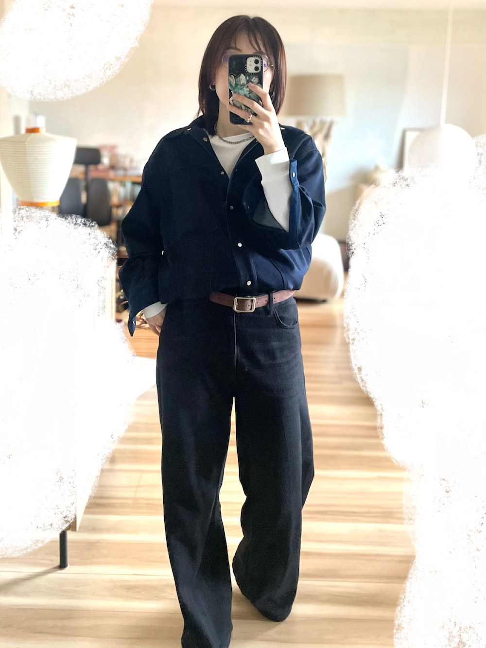 ブルー系のトップス、ブラック系のベルト、ブラウン系のベルトを着用したレディースの春コーディネートの2枚目の写真