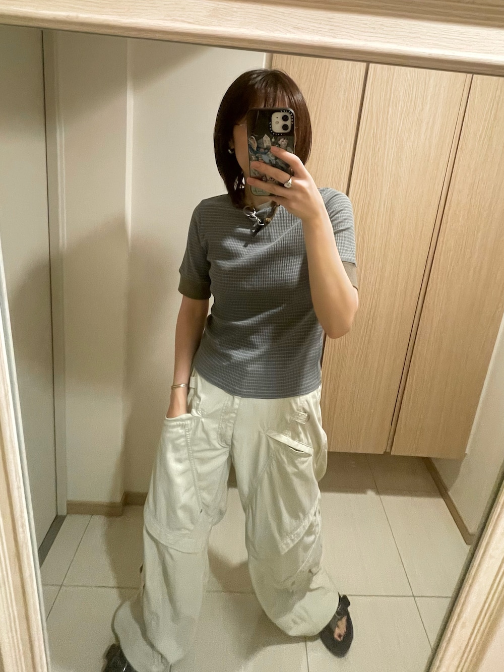 ホワイト系のカーゴパンツ、ベージュ系のネックレスを着用したレディースの秋コーディネートの2枚目の写真