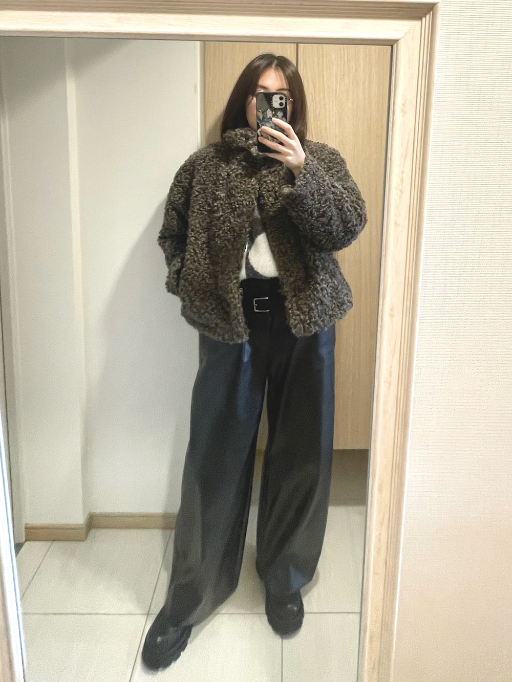 グレー系のベスト、ブラック系のパンツ、ブラウン系のジャケット/アウターを着用したレディースの冬コーディネートの2枚目の写真