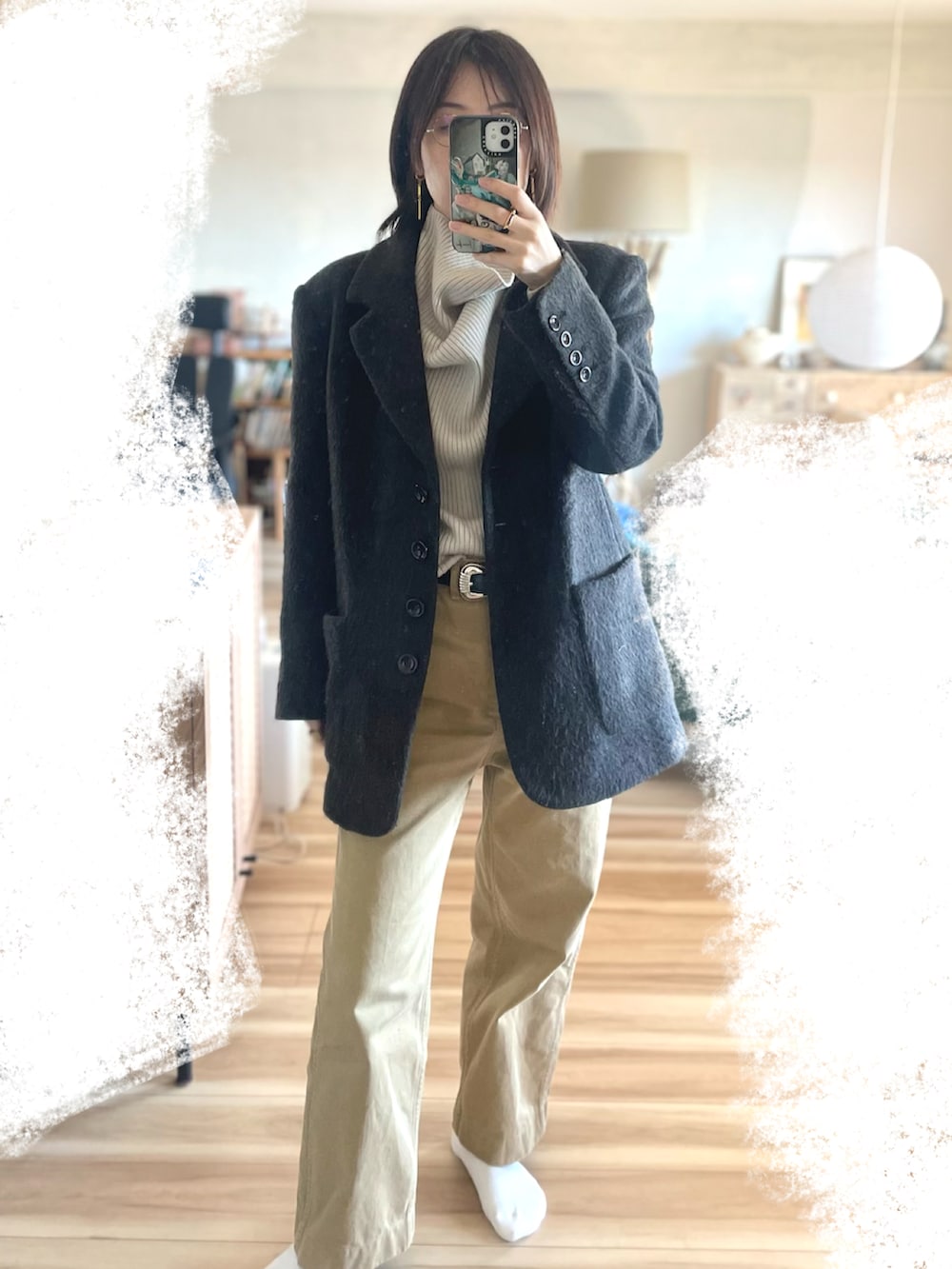 ベージュ系のトップス、ブラック系のベルト、ゴールド系のリングを着用したレディースの春コーディネートの3枚目の写真