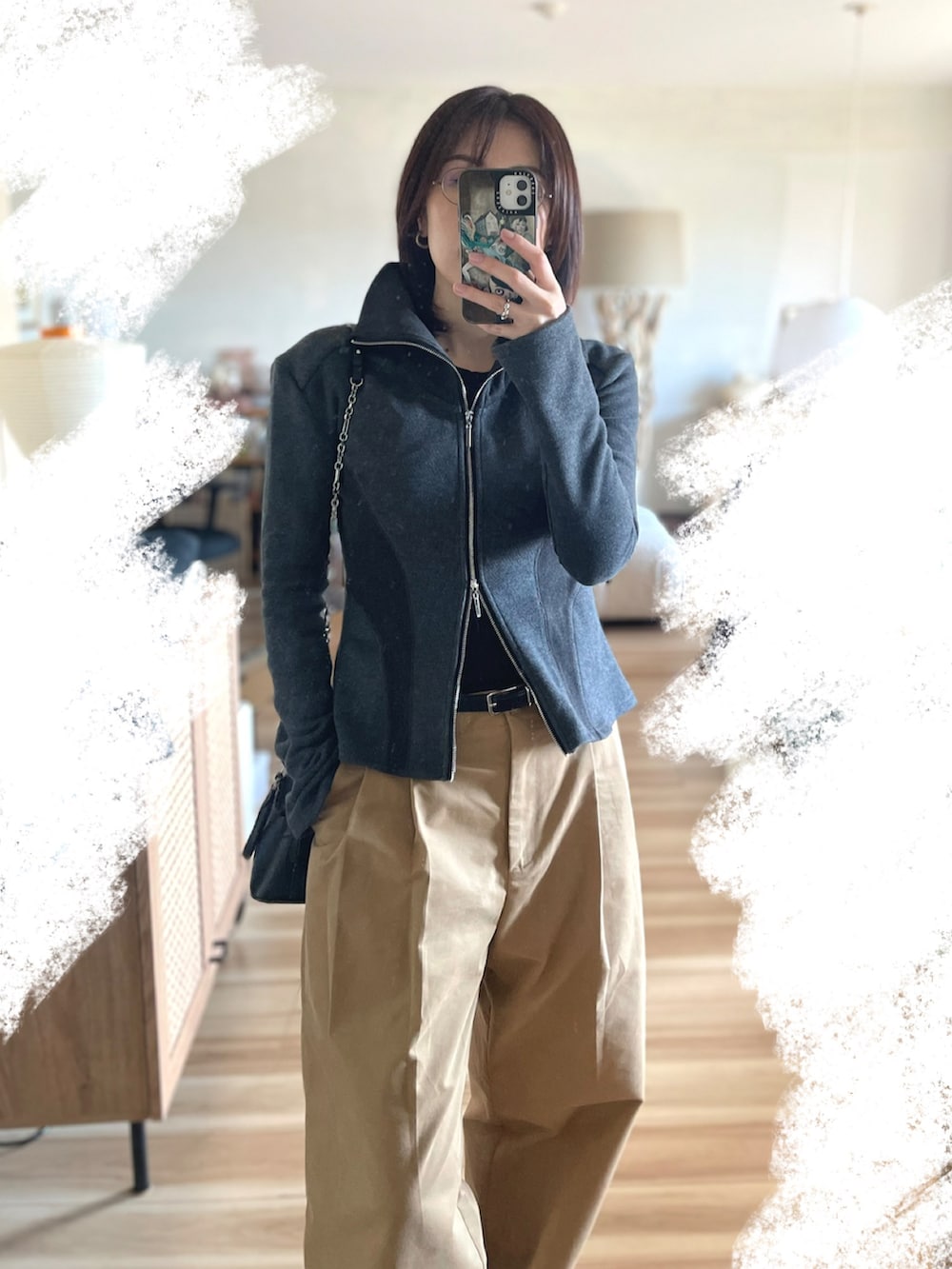 ベージュ系のチノパンツ、グレー系のカーディガン/ボレロ、ブラック系のショルダーバッグを着用したレディースの春コーディネートの2枚目の写真