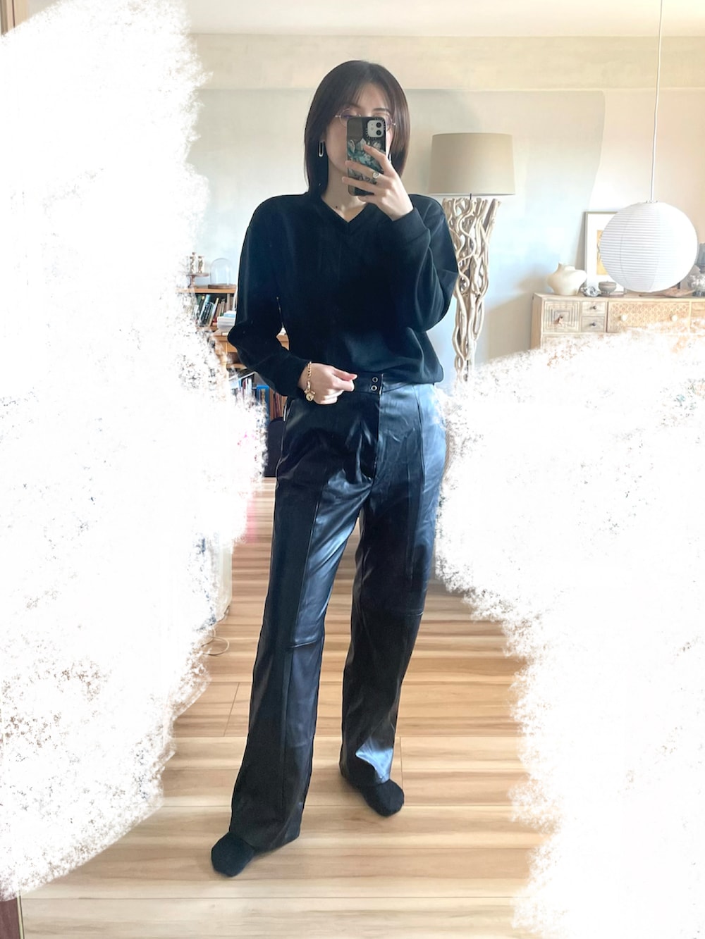 ブラック系のスラックス、グレー系のジャケット/アウター、シルバー系のピアス（両耳用）を着用したレディースの春コーディネートの2枚目の写真