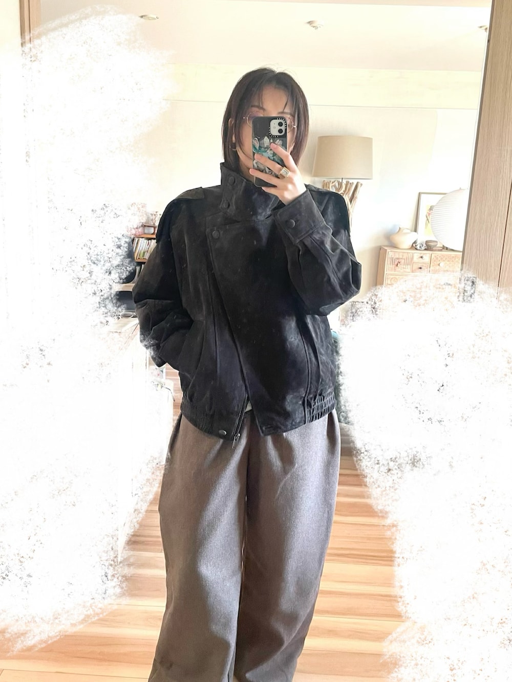 ブラウン系のパンツ、その他のTシャツ/カットソー、ゴールド系のピアス（両耳用）を着用したレディースの春コーディネートの2枚目の写真