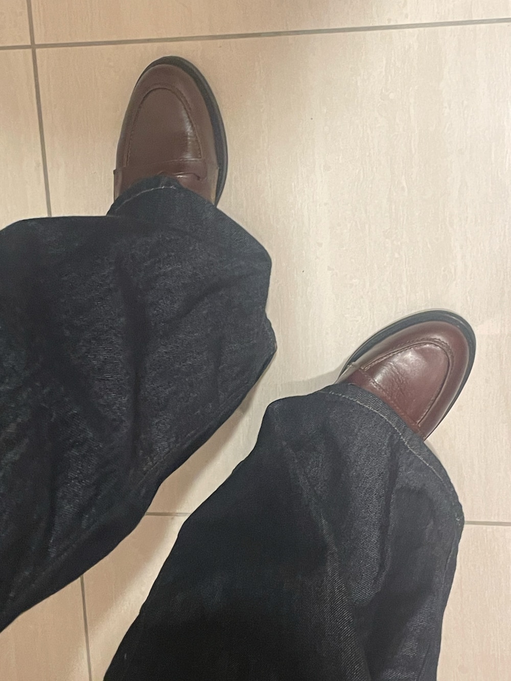 ホワイト系のカーディガン/ボレロ、ブラウン系のシャツ/ブラウスを着用したレディースの春コーディネートの2枚目の写真