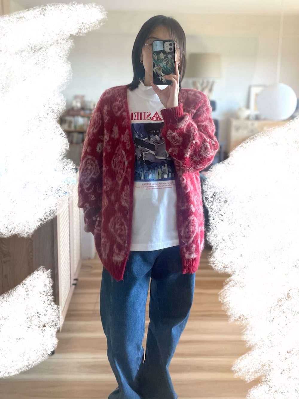 ブルー系のデニムパンツ、ホワイト系のトップス、レッド系のカーディガン/ボレロを着用したレディースの春コーディネートの2枚目の写真