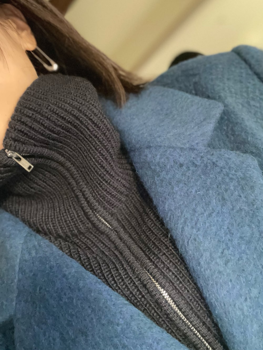 ブルー系のテーラードジャケット、ブラック系のパンツ、シルバー系のピアス（両耳用）を着用したレディースの春コーディネートの3枚目の写真