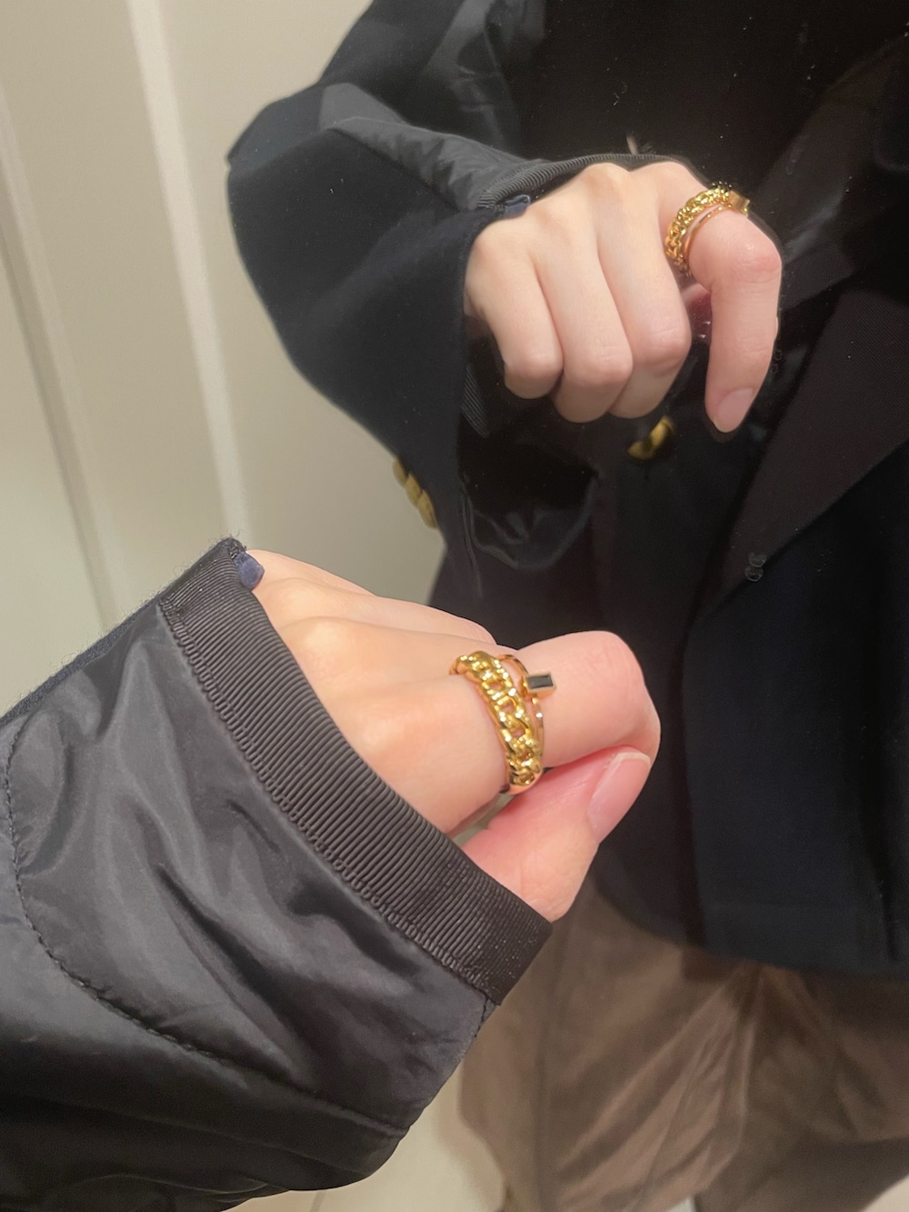 ブラック系のハンドバッグ、ブルー系のジャケット/アウター、ブラウン系のパンツを着用したレディースの冬コーディネートの3枚目の写真