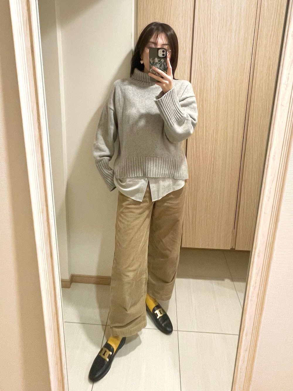 グレー系のニット/セーター、ベージュ系のその他パンツ、ブラウン系のシャツ/ブラウスを着用したレディースの冬コーディネートの2枚目の写真