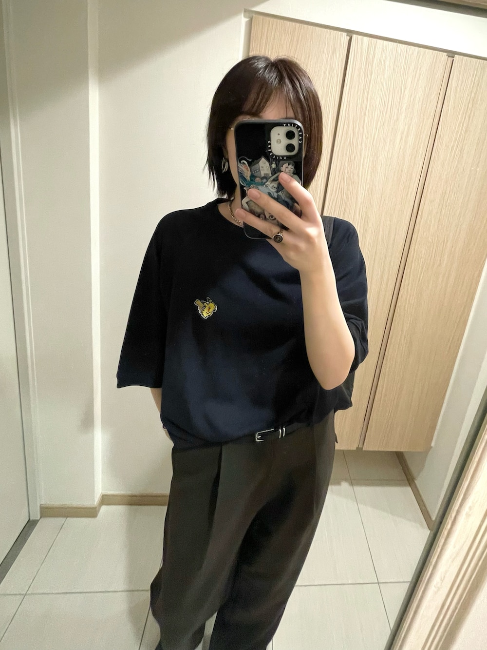 ブラウン系のスラックス、ブルー系のTシャツ/カットソー、ブラック系のベルトを着用したレディースの秋コーディネートの2枚目の写真