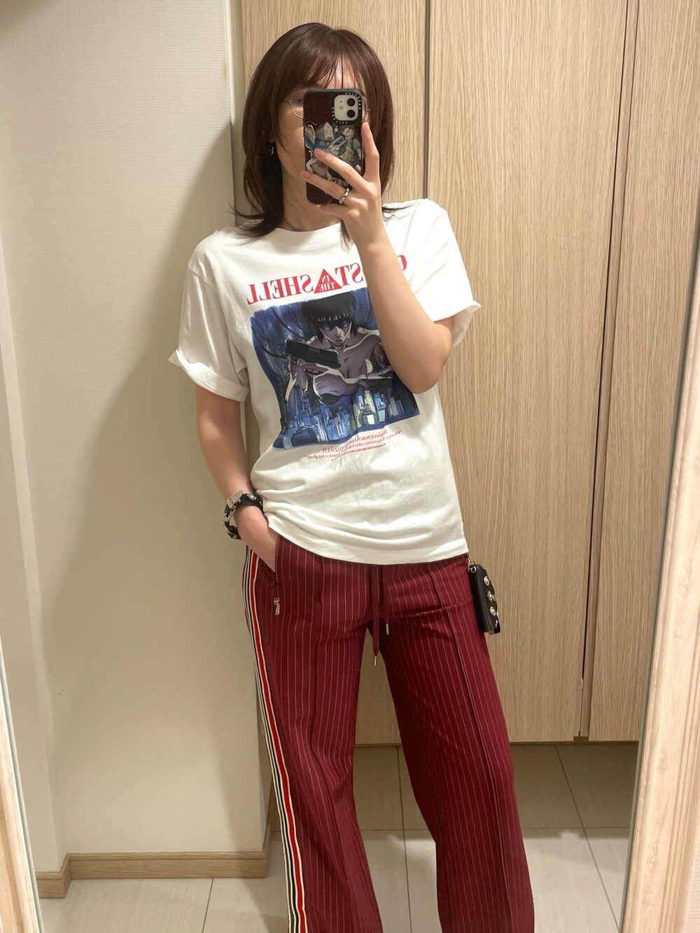 レッド系のその他パンツ、ホワイト系のスニーカー、ホワイト系のトップスを着用したレディースの夏コーディネートの2枚目の写真