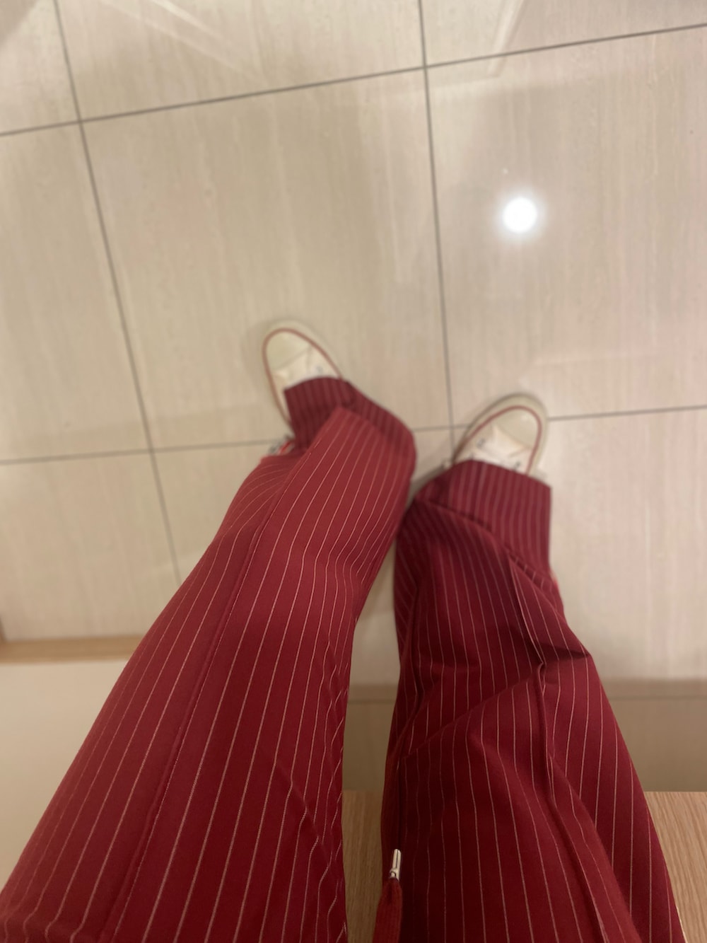 レッド系のその他パンツ、ホワイト系のスニーカー、ホワイト系のトップスを着用したレディースの夏コーディネートの3枚目の写真
