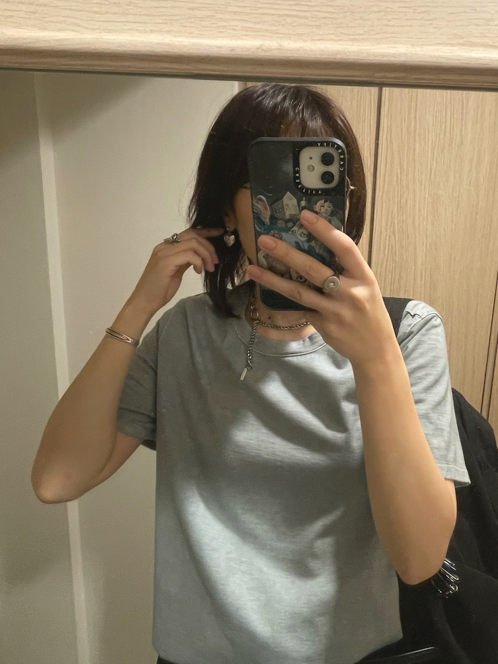 ブラック系のサンダル、グレー系のTシャツ/カットソー、ブラック系のスラックスを着用したレディースの秋コーディネートの2枚目の写真