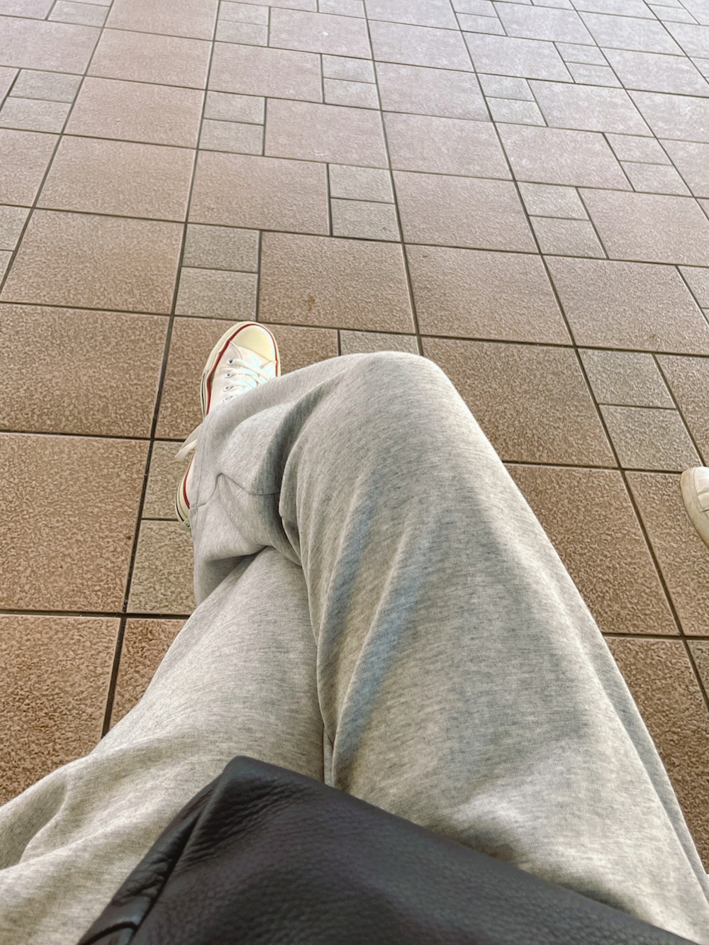 ホワイト系のTシャツ/カットソー、ブルー系のテーラードジャケット、グレー系のその他パンツを着用したレディースの春コーディネートの3枚目の写真