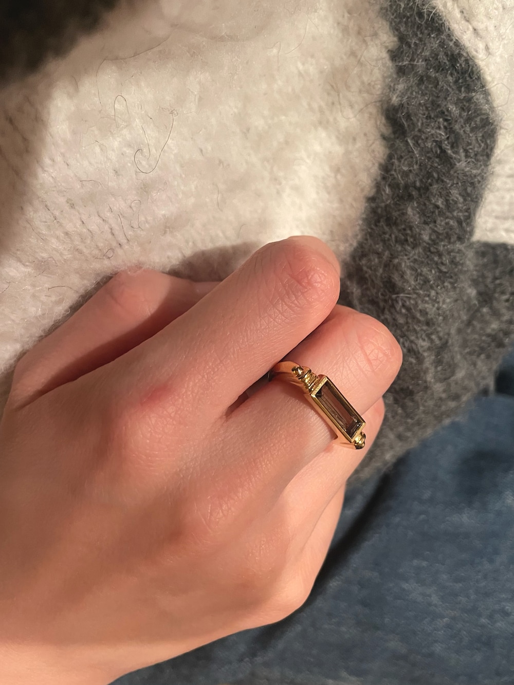 ブラウン系のテーラードジャケット、ブラウン系のテーラードジャケット、グレー系のベストを着用したレディースの冬コーディネートの3枚目の写真