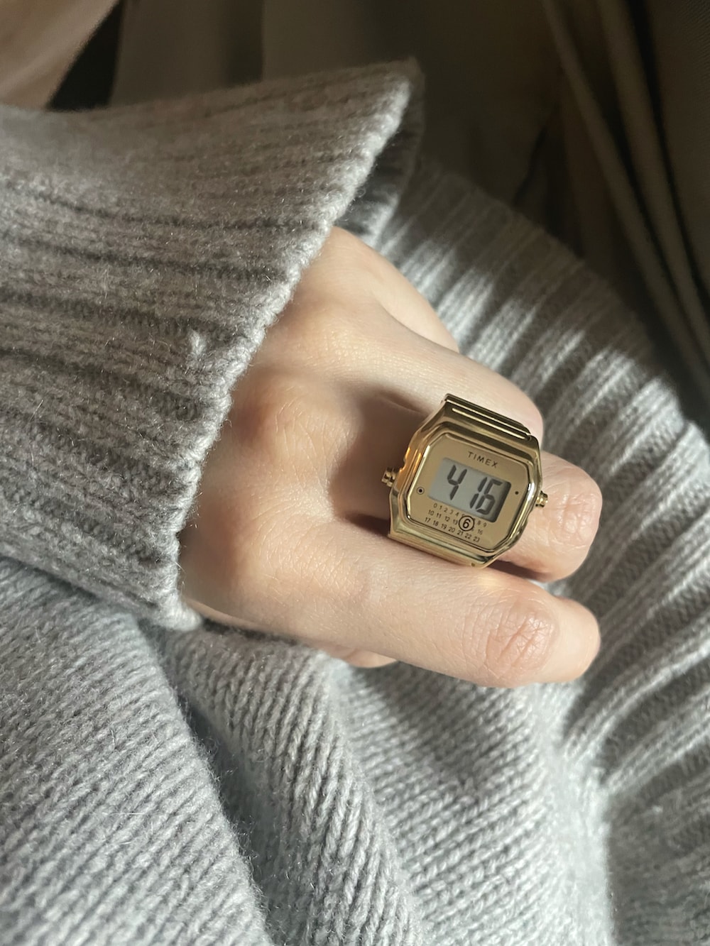 グレー系のスラックス、グレー系のニット/セーター、グレー系のジャケット/アウターを着用したレディースの冬コーディネートの3枚目の写真