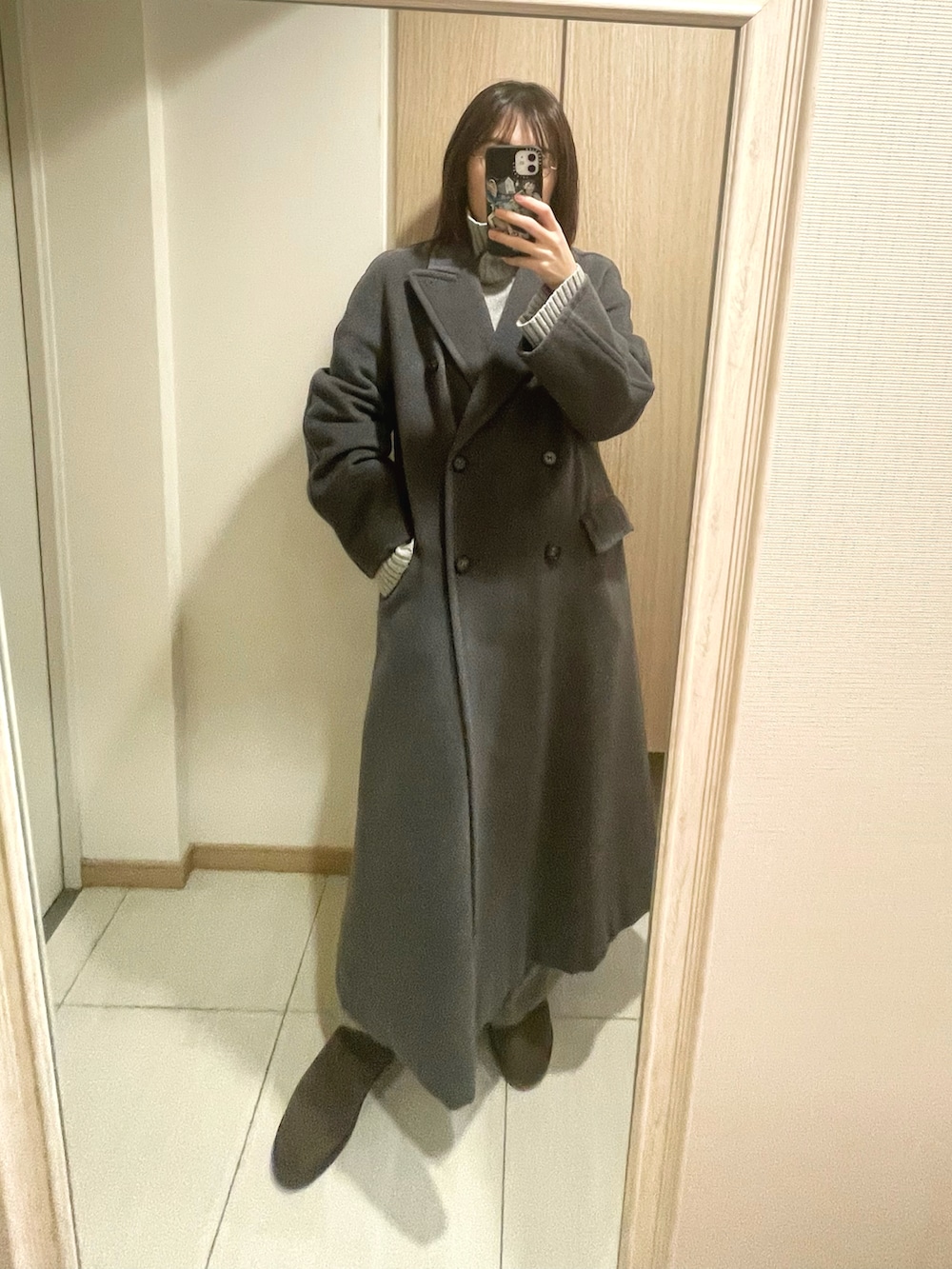 グレー系のスラックス、グレー系のニット/セーター、グレー系のジャケット/アウターを着用したレディースの冬コーディネートの2枚目の写真