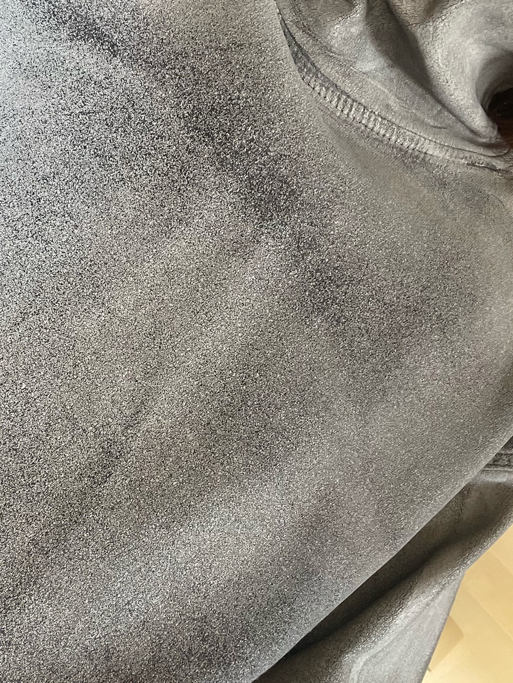 ブルー系のテーラードジャケット、ブラック系のバックパック/リュック、グレー系のトップスを着用したレディースの春コーディネートの3枚目の写真