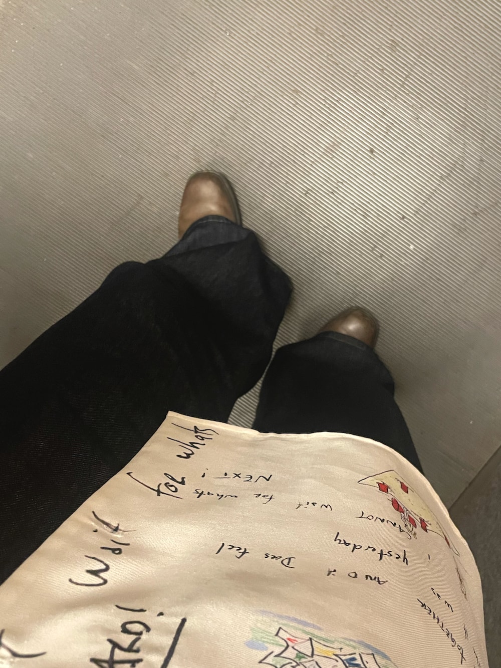 ホワイト系のシャツ/ブラウス、ブルー系のデニムパンツ、ゴールド系のピアス（両耳用）を着用したレディースの春コーディネートの2枚目の写真
