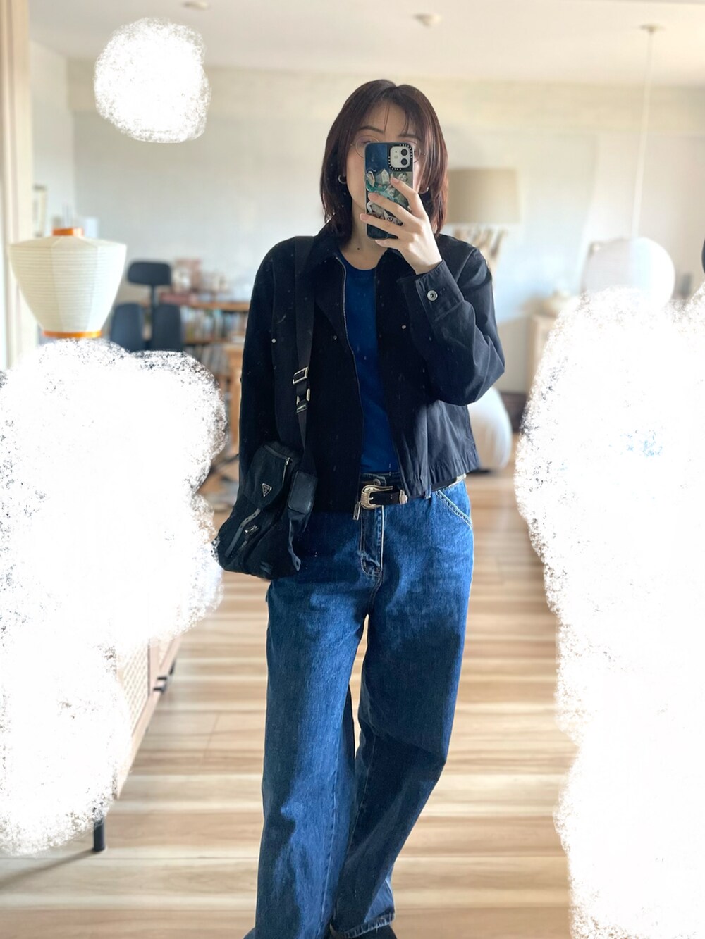 ブルー系のデニムパンツ、ブルー系のTシャツ/カットソー、ブラック系のジャケット/アウターを着用したレディースの春コーディネートの3枚目の写真