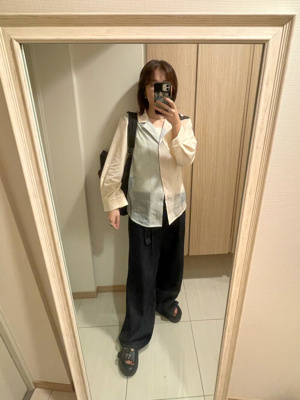 ベージュ系のシャツ/ブラウス、ブルー系のデニムパンツ、シルバー系のピアス（両耳用）を着用したレディースの秋コーディネートの2枚目の写真