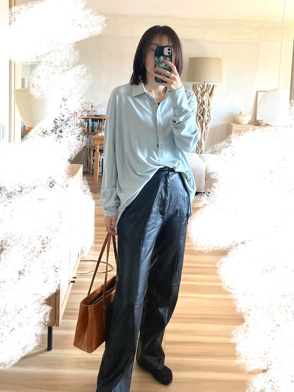 ブルー系のポロシャツ、ブラック系のスラックス、イエロー系のハンドバッグを着用したレディースの春コーディネートの2枚目の写真