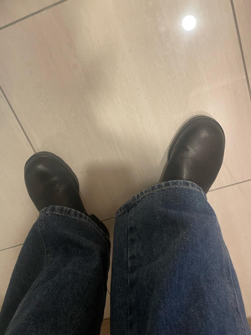 ホワイト系のシャツ/ブラウス、ブルー系のデニムパンツ、ブラウン系のバッグを着用したレディースの春コーディネートの4枚目の写真