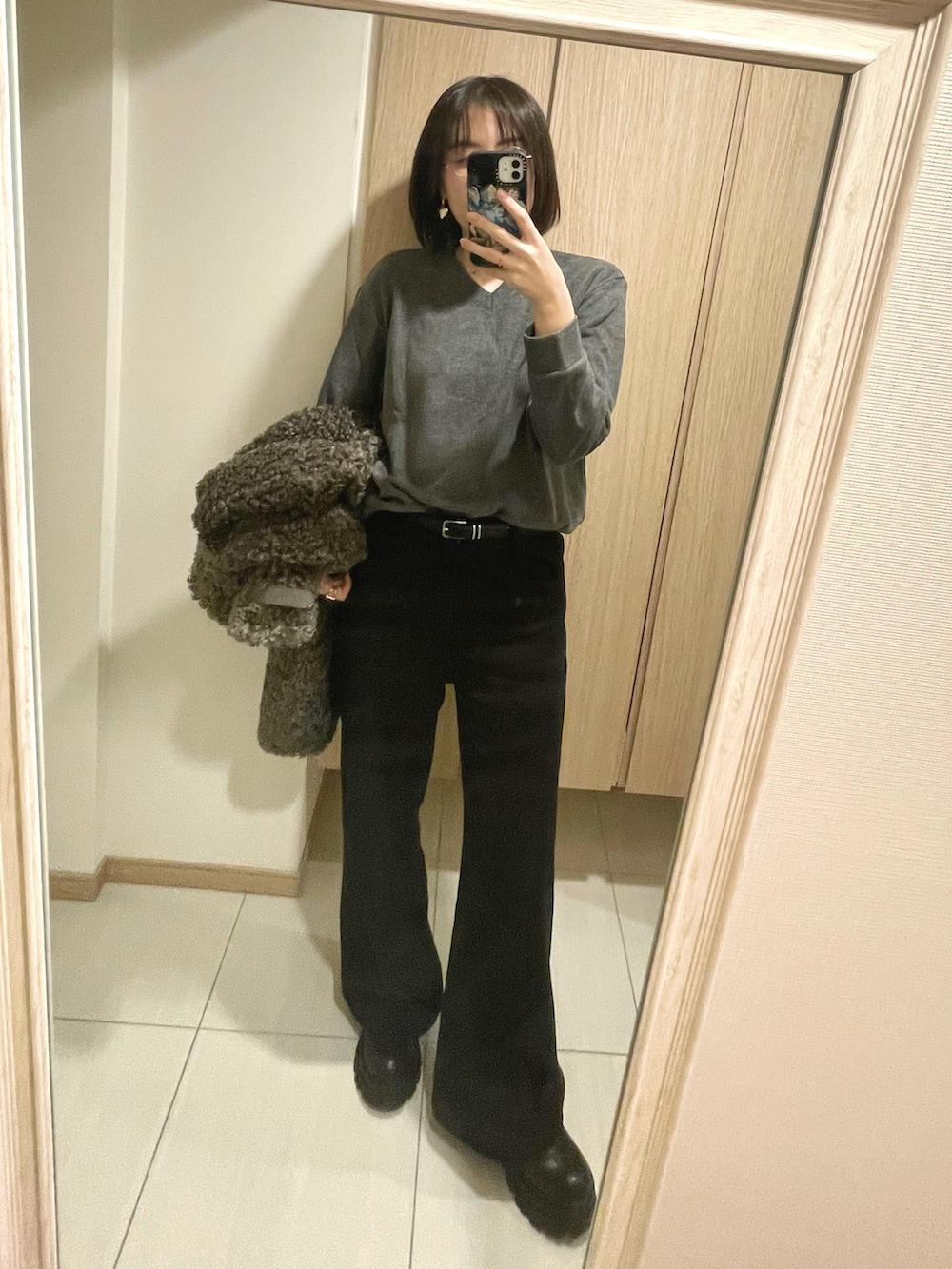 グレー系のトップス、ブラウン系のジャケット/アウター、ブラック系のパンツを着用したレディースの秋コーディネートの3枚目の写真