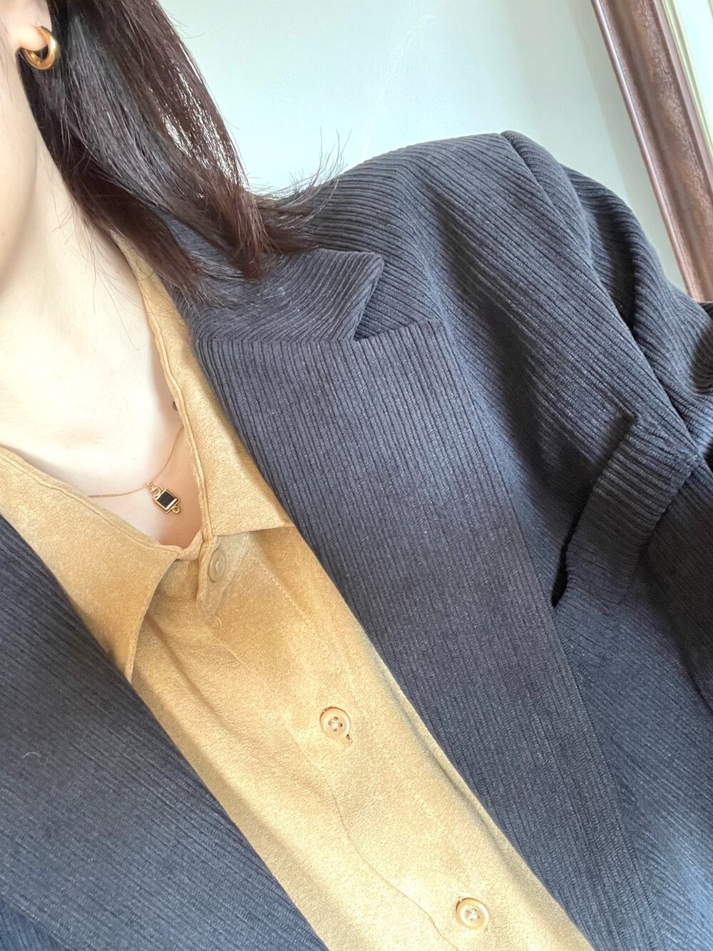 グレー系のテーラードジャケット、ベージュ系のシャツ/ブラウス、グレー系のパンツを着用したレディースの春コーディネートの2枚目の写真