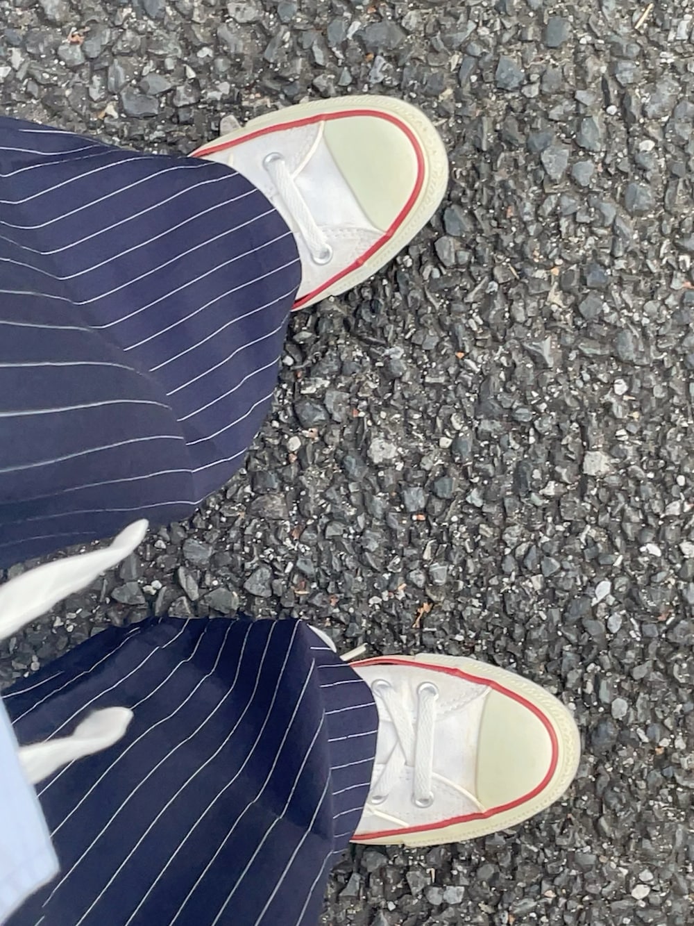 ブルー系のシャツ/ブラウス、ブルー系のスラックス、ホワイト系のスニーカーを着用したレディースの秋コーディネートの3枚目の写真