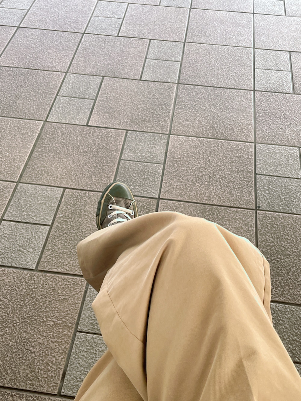 ベージュ系のチノパンツ、グレー系のカーディガン/ボレロ、ブラック系のショルダーバッグを着用したレディースの春コーディネートの4枚目の写真
