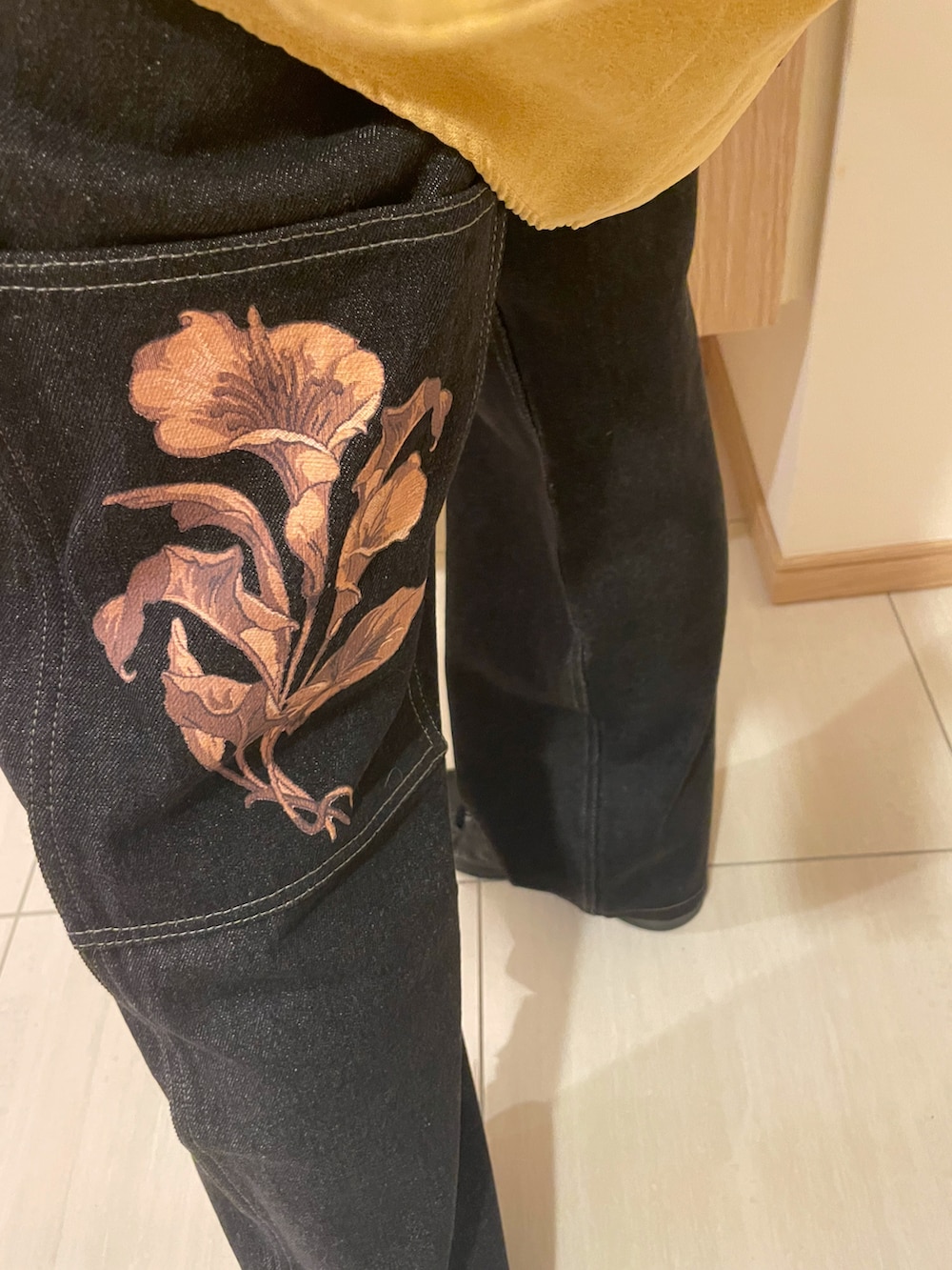 ベージュ系のシャツ/ブラウス、ブルー系のデニムパンツ、シルバー系のピアス（両耳用）を着用したレディースの秋コーディネートの2枚目の写真