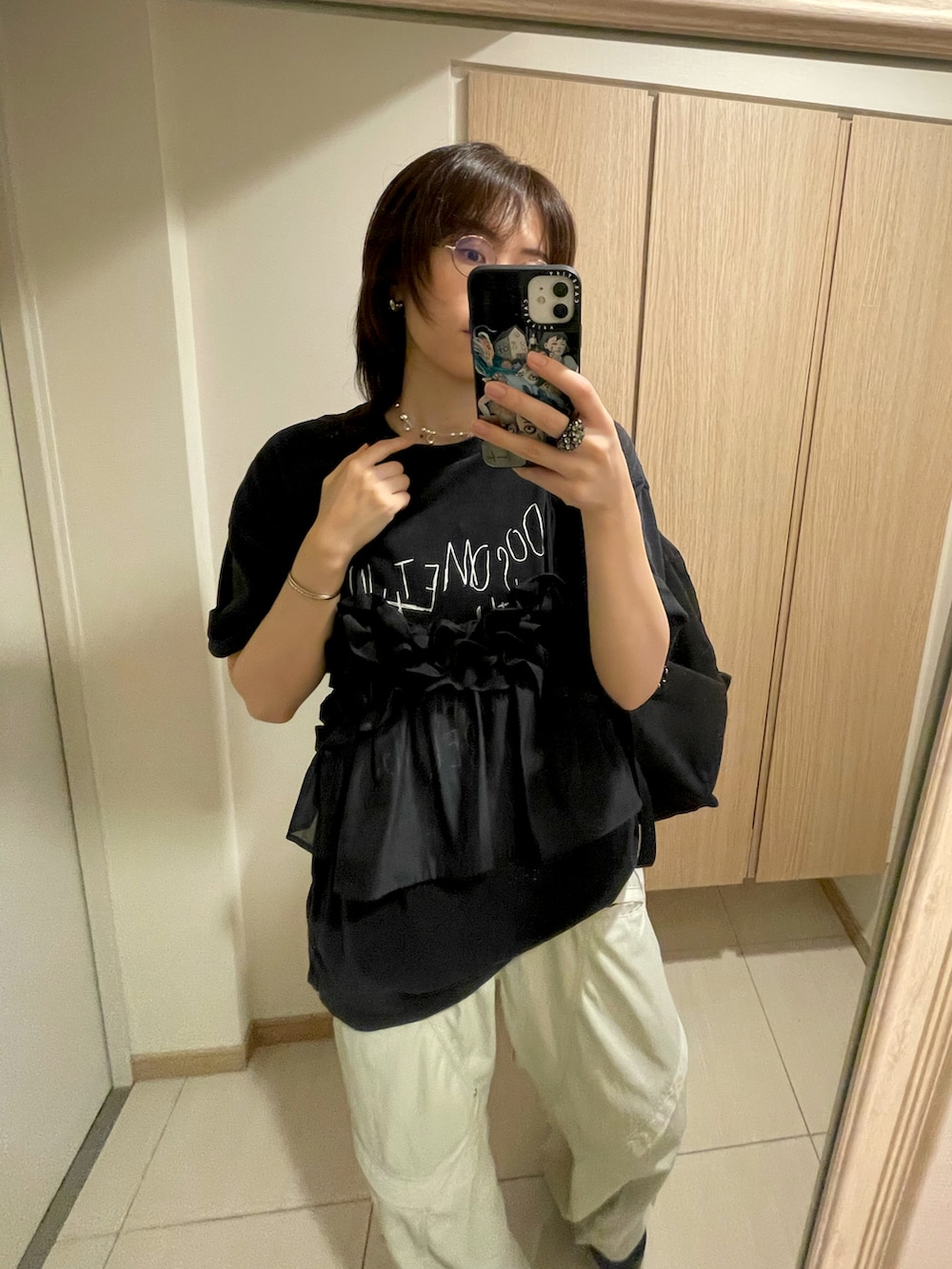 ブラック系のキャミソール、ホワイト系のカーゴパンツ、ブラック系のサンダルを着用したレディースの秋コーディネートの2枚目の写真