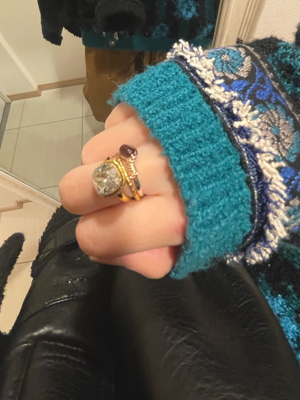 グリーン系のカーディガン/ボレロ、ブラック系のジャケット/アウターを着用したレディースの冬コーディネートの3枚目の写真