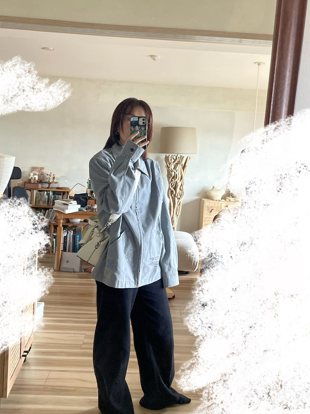 ブルー系のTシャツ/カットソー、ブルー系のブルゾンを着用したレディースの春コーディネートの3枚目の写真
