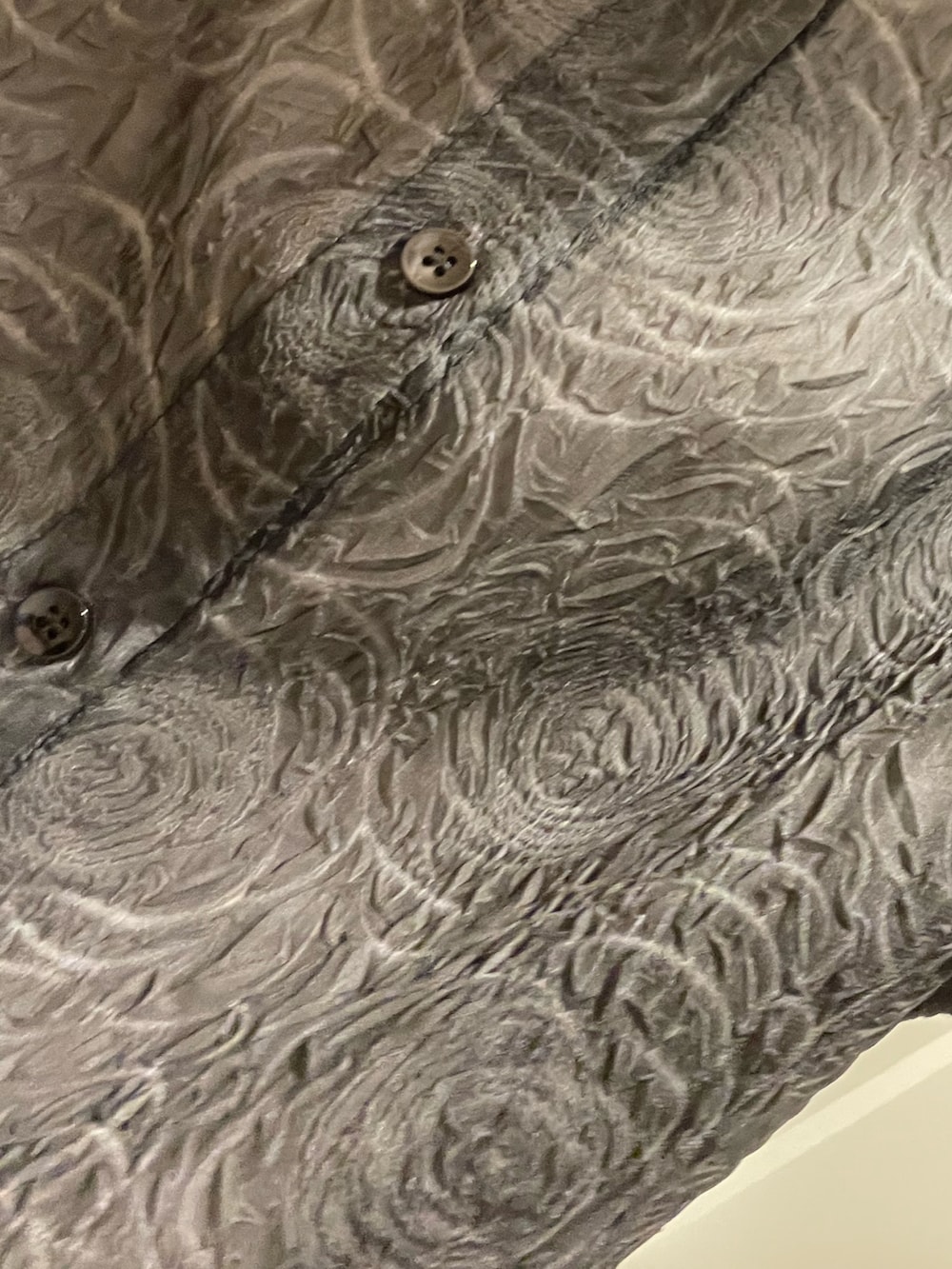 ブラック系のシャツ/ブラウス、ブルー系のデニムパンツを着用したレディースの秋コーディネートの3枚目の写真