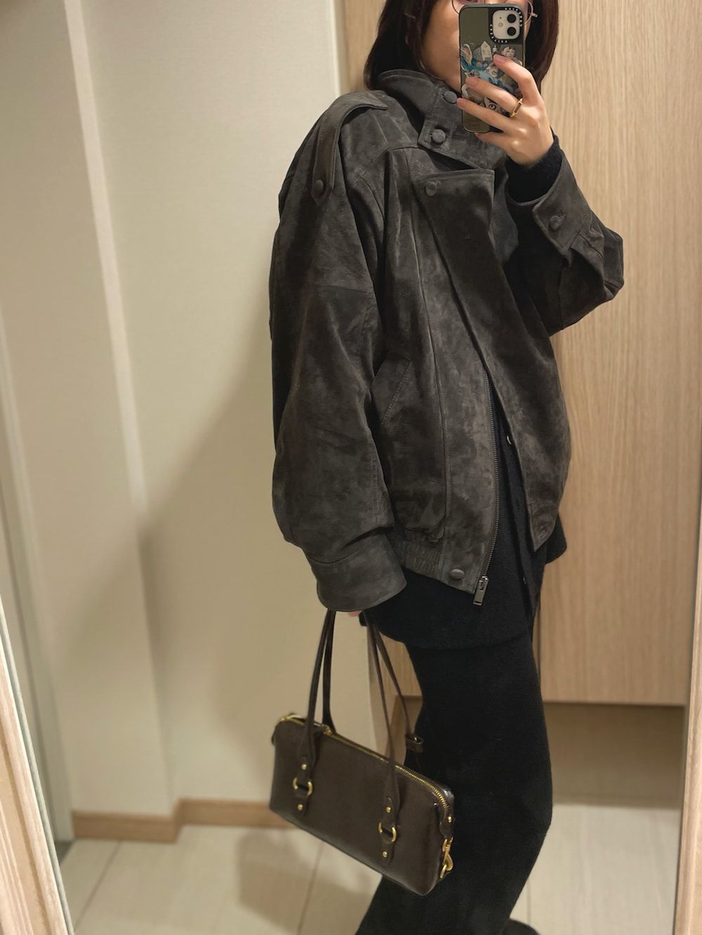 グリーン系のジャケット/アウター、ブラック系のその他パンツ、ブラック系のカーディガン/ボレロを着用したレディースの冬コーディネートの2枚目の写真