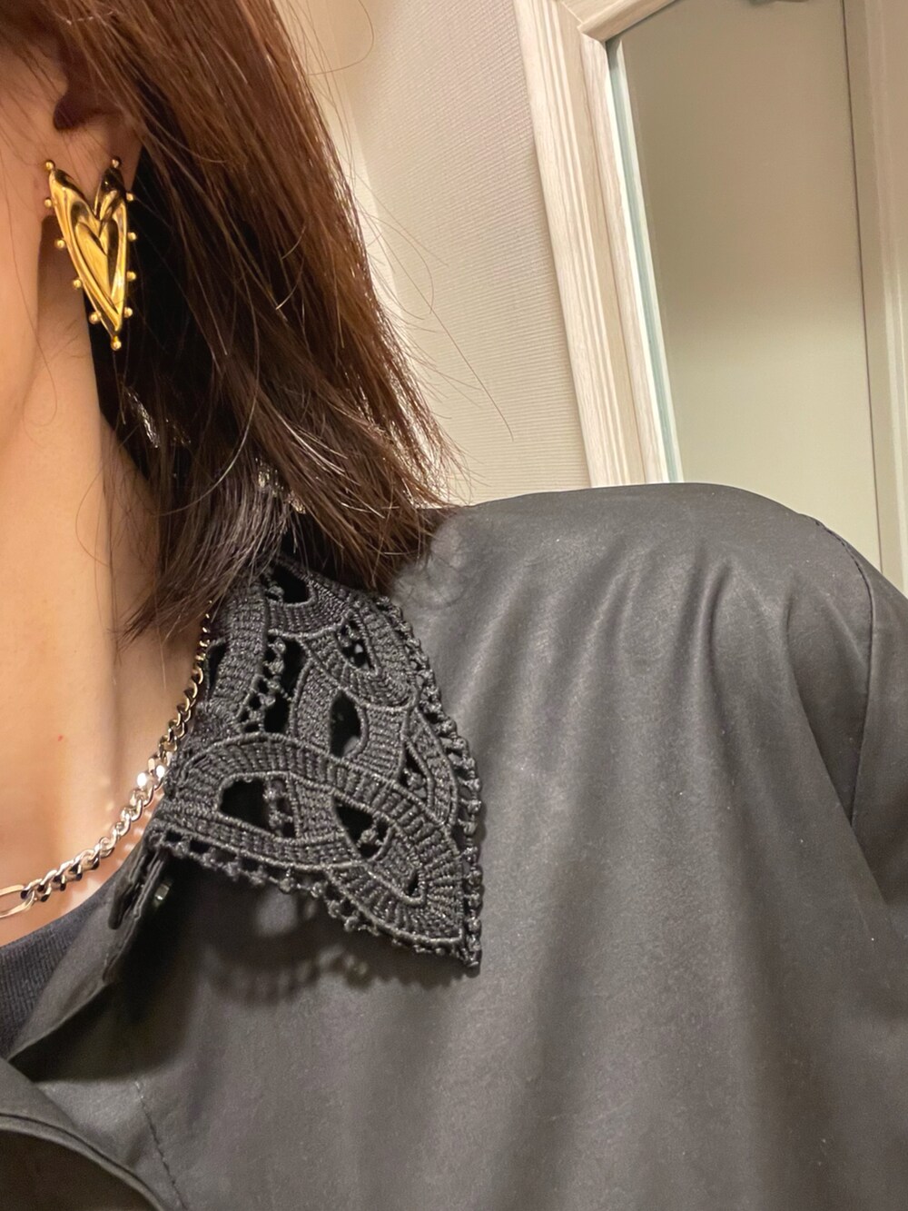 ブラック系のデニムパンツ、ブラック系のシャツ/ブラウス、ブラウン系のブーツを着用したレディースの秋コーディネートの3枚目の写真