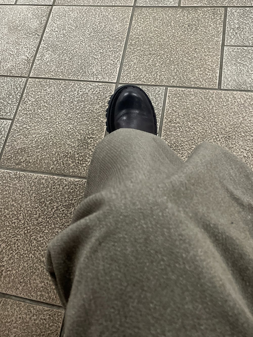 ブラウン系のパンツ、その他のTシャツ/カットソー、ゴールド系のピアス（両耳用）を着用したレディースの春コーディネートの3枚目の写真