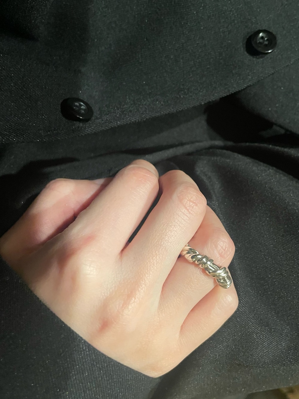 ブラック系のトップス、ブラック系のパンツ、ブラック系のベルトを着用したレディースの春コーディネートの2枚目の写真